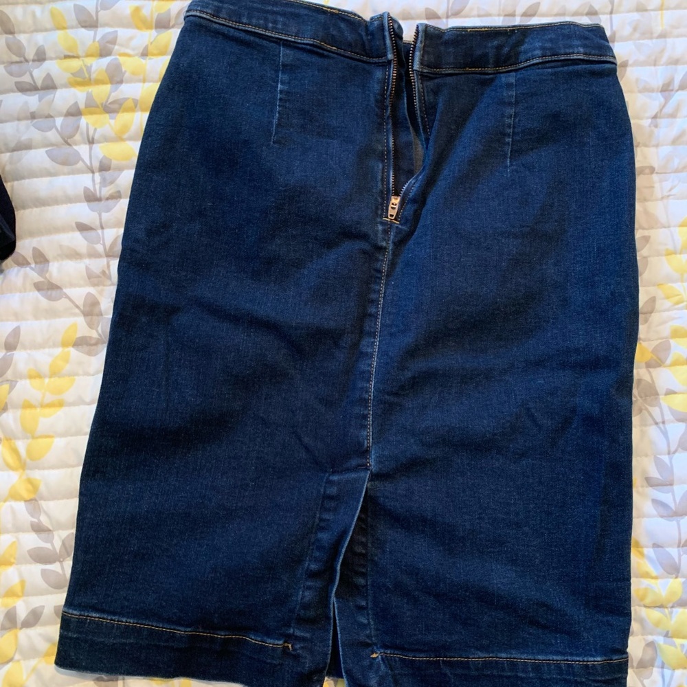 Women’s GAP pencil skirt. Size 28. Like New.